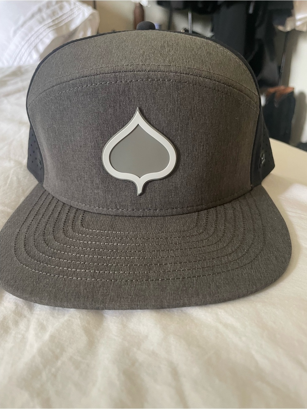 Men's Gray Five-Panel Snapback Hat with Spade Emblem